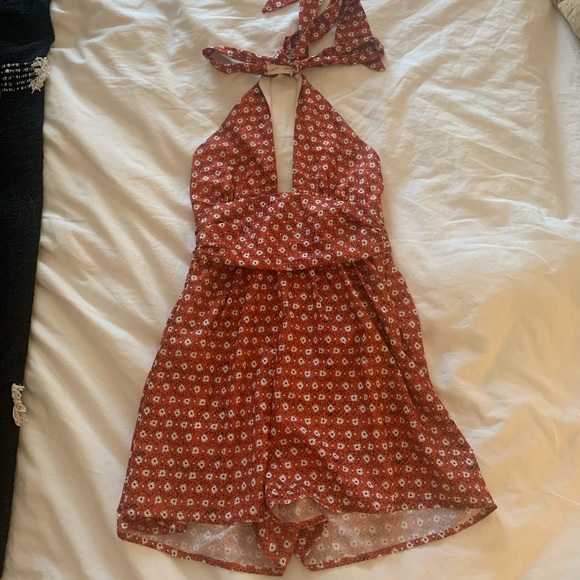 Red floral halter tie romper - Picture 4 of 6